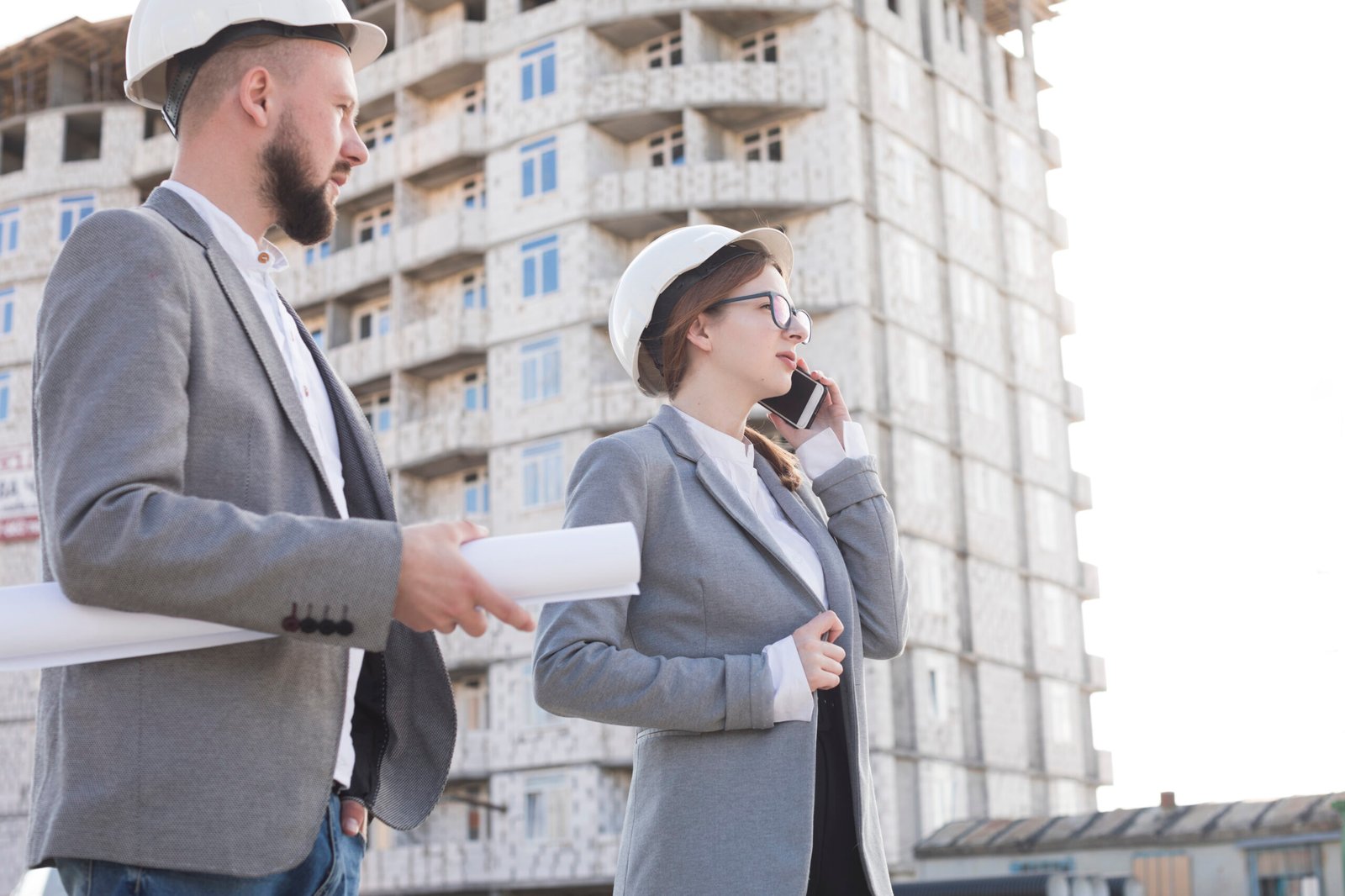 Advokat eiendom ser på byggeprosjekter